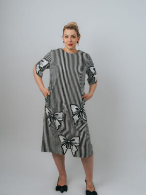 Rochie cu dungi alb-negru și cu aplicațiile elegante în formă de fundă