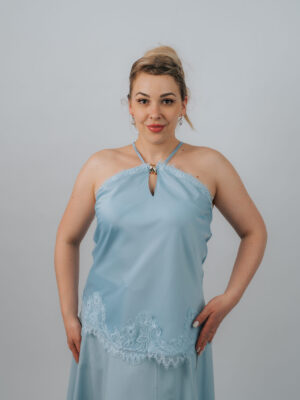 Bluză elegantă bleu din satin cu bretele halter și bordură din dantelă
