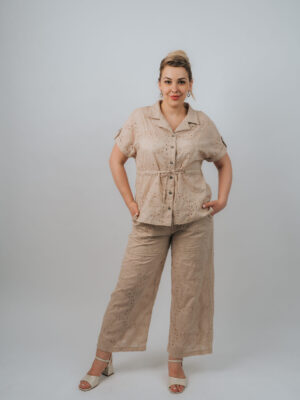 Compleu bej din bumbac brodat cu cămașă lejeră și pantaloni largi