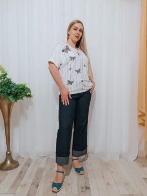 Bluză albă lejeră cu dungi subțiri colorate și fluturi din strasuri strălucitoare