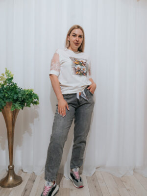 Jeans gri cu efect spălat, eșarfă decorativă în talie și pandantiv
