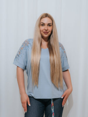 Bluză bleu-deschis lejeră cu decolteu în V și dantelă fină cu strasuri pe umeri