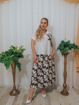 Compleu de vară format din bluză albă tip polo și fustă midi maro cu imprimeu floral maxi