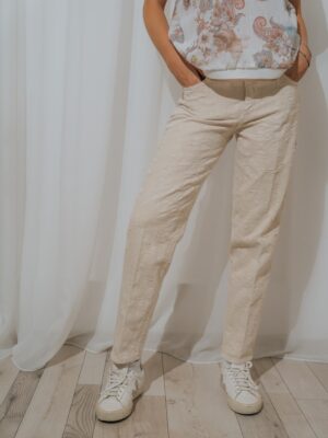 Pantaloni casual-chic bej-crem cu textură fină jacquard și croială dreaptă cu dungă