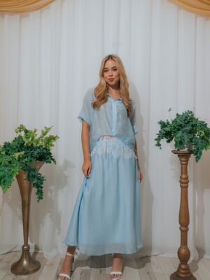 Compleu bleu vaporoasă din voal cu inserție de dantelă și guler cămașă
