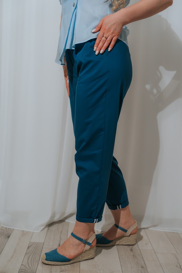 Pantaloni lejeri de vară albastru petrol cu croială conică și cu manșete întoarse la bază - imagine 2