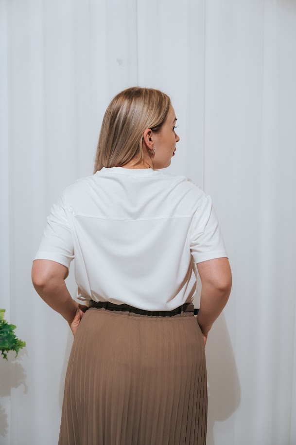 Bluză albă lejeră cu imprimeu abstract liniar și inserții aurii - imagine 4