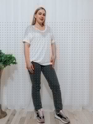 Bluză albă elegantă cu decolteu în V și aplicații strălucitoare